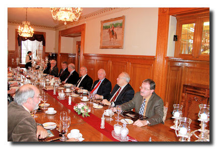 Image montrant les convives dans la salle à manger principale.