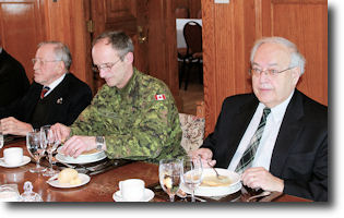 H15200 l'hon Gilles Lamontagne, le maj J.-F. Lacombe, 6080 Marcel Belleau