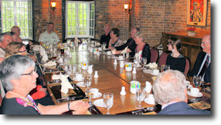 Photo montrant certains convives  table.