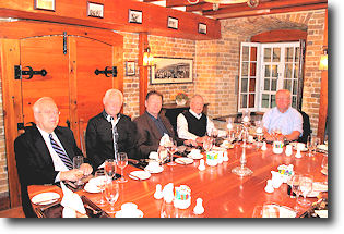 Photo prise lors de la recontre du 10 septembre 2013 montrant quelqes-uns des convives  table.
