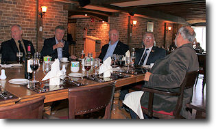 Photo prise lors de la recontre du 10 septembre 2013 montrant quelqes-uns des convives  table.