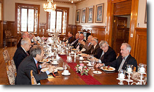 Photo prise lors de la recontre du 12 novembre 2013 montrant quelqes-uns des convives  table.