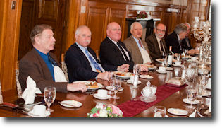 Photo prise lors de la recontre du 12 novembre 2013 montrant quelqes-uns des convives  table.