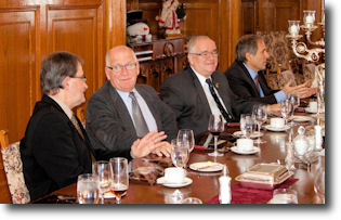 Photo prise lors de la recontre du 10 dcembre 2013 montrant quelqes-uns des convives  table.