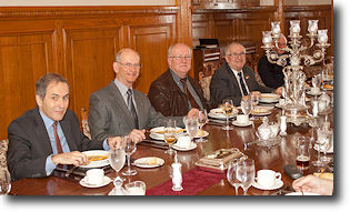 Photo prise lors du diner mensuel de mars 2014.