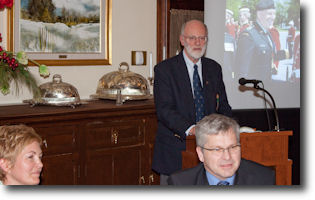 Al Roberts compltant l'appel nominal.